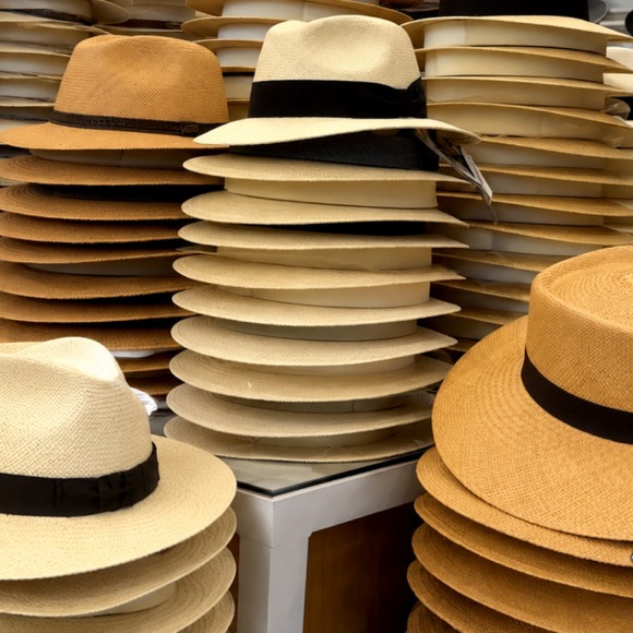Qué sombrero elegir según la forma de tu cara: el modelo que más te favorece